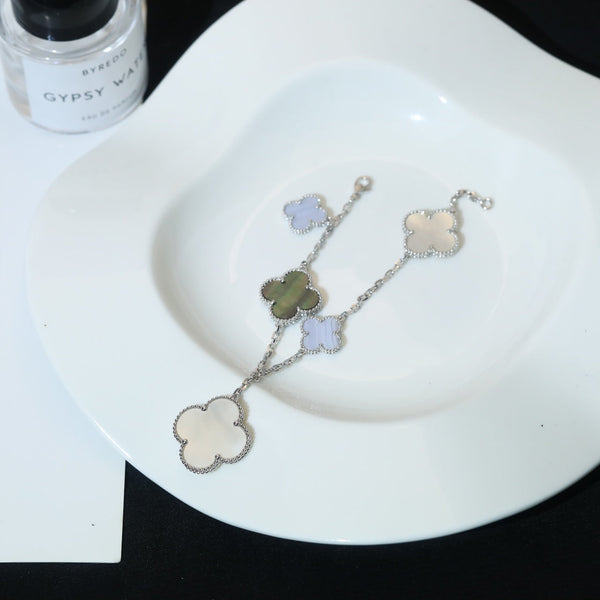 <oriell> Kleeblatt-Armband mit 5 Motiven, Mops-Chalzedon </oriell>