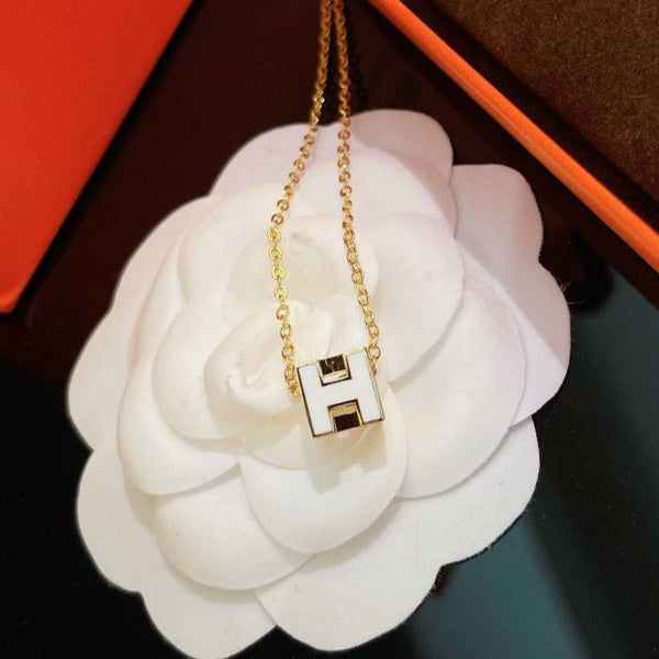 <ORIELL>H WHITE SQUARE GOLD NECKLACE